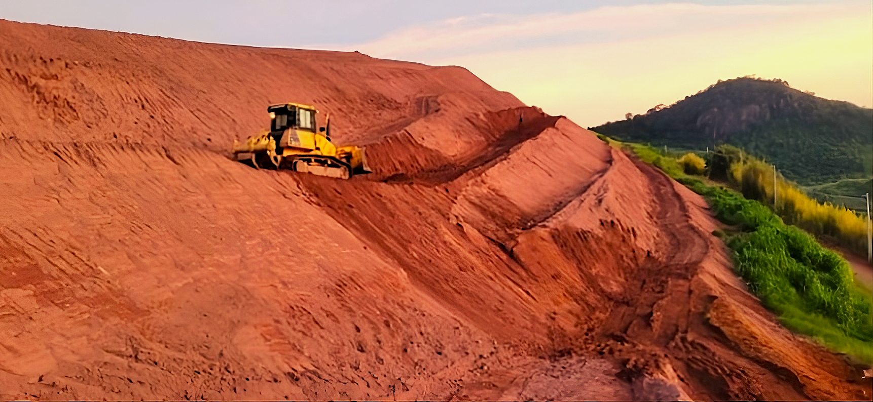 maquinário de construção trabalhando sobre monte de terra
